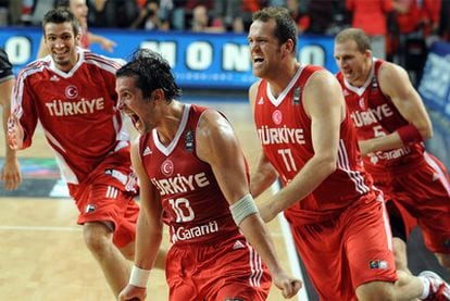 Los jugadores turcos celebran su pase a la final tras vencer a Serbia.