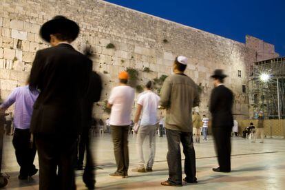 Judíos rezando junto al Muro de las Lamentaciones.