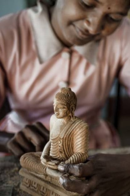 Una artesana en la ciudad de Dambulla (Sri Lanka).