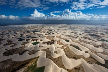 El paisaje ondulado de los Lençóis Maranhenses, en Brasil.