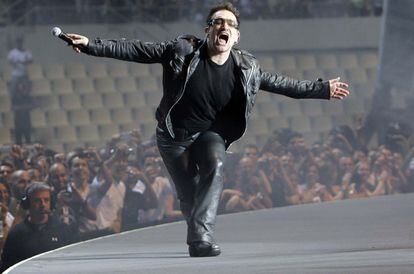Bono durante el segundo de los dos conciertos que U2 dio en la Cartuja de Sevilla en septiembre de 2010.