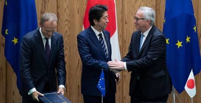 De izquierda a derecha, Donald Tusk, Shinzo Abe y Jean-Claude Juncker, durante la firma del pacto comercial en Tokio.