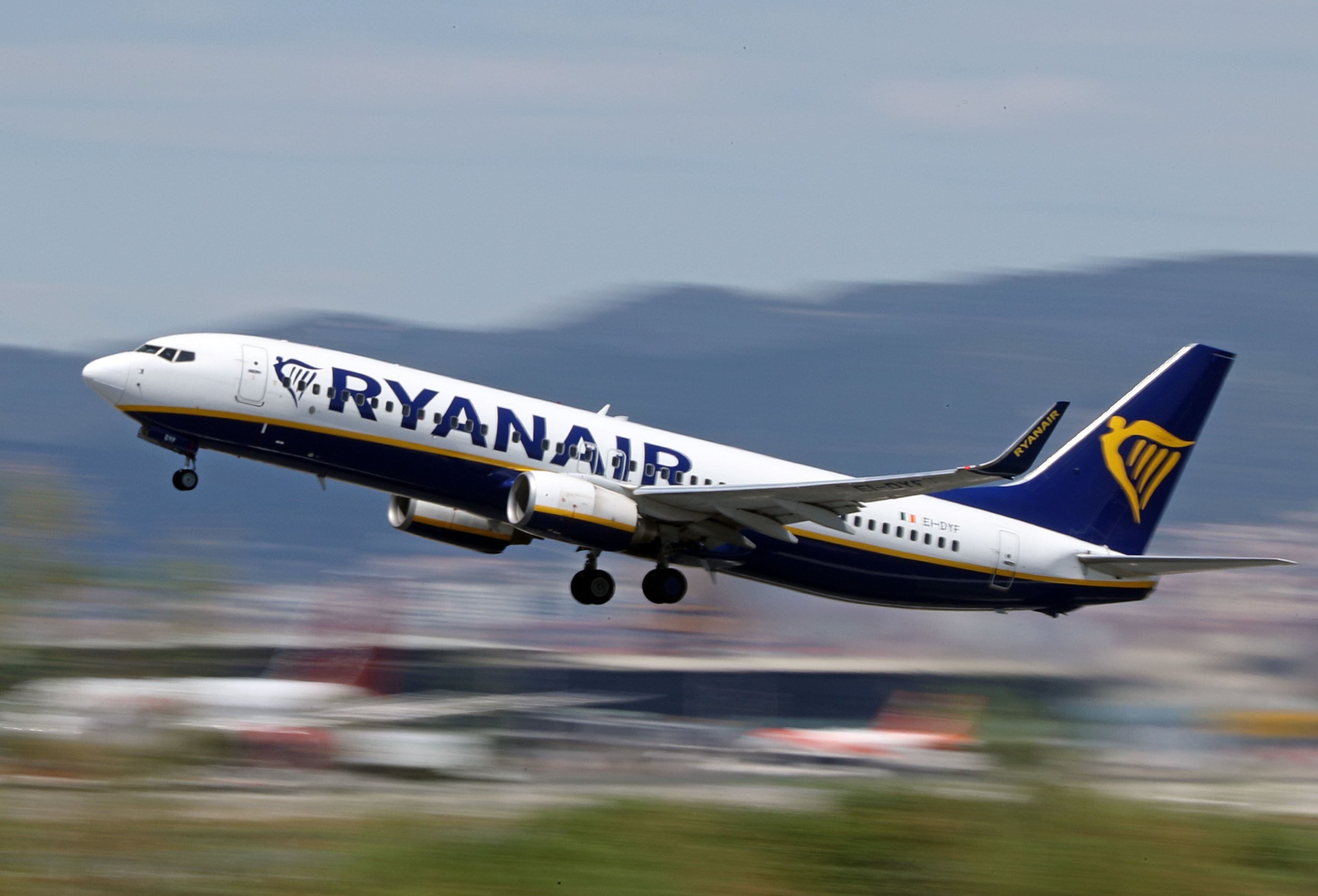 Un Boeing 737 de Ryanrir desprega desde el aeropuerto de El Prat (Barcelona), el pasado junio.