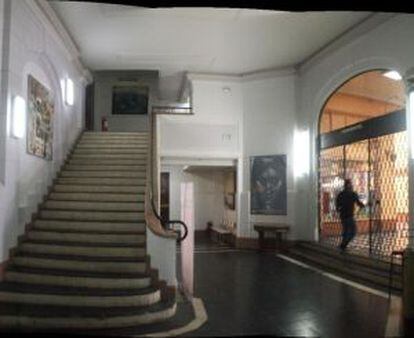 Hall de entrada al centenario Teatro Condell, en Valparaíso (Chile).