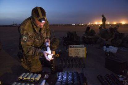 Un soldado francés revisa las municiones en la base aérea de Bamako, Malí.