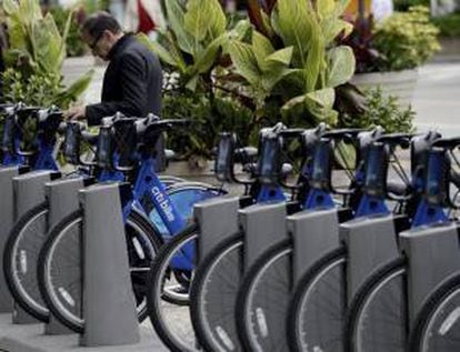 Un hombre se disponer a alquilar una bicicleta de un sistema público llamado   "Citi Bike",", el mayor de todo el país, en Nueva York, Estados Unidos. EFE/Archivo