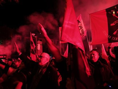 Neofascistas y falangistas protestan contra la amnistía y el presidente del Gobierno en el entorno de la sede federal del PSOE, en Madrid, el pasado día 19.