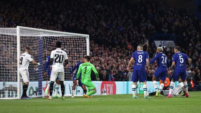 Rodrygo remata desde el suelo para marcar el primer gol del Real Madrid ante el Chelsea este martes.