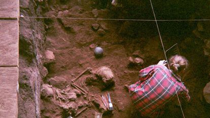 Excavaciones en el refugio de Shum Laka, en Camerún, en una imagen de archivo de 1994.