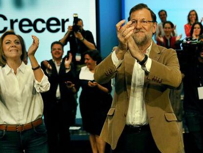 El presidente del Gobierno y del Partido Popular, Mariano Rajoy, y la candidata por Castilla La Mancha, Mar&iacute;a Dolores de Cospedal, durante su intervenci&oacute;n hoy en el acto de presentaci&oacute;n de la candidatura. 