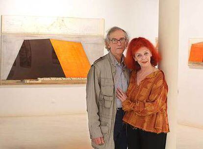 Christo y Jeanne-Claude, ayer, en la galería Joan Prats-Artgràfic de Barcelona.