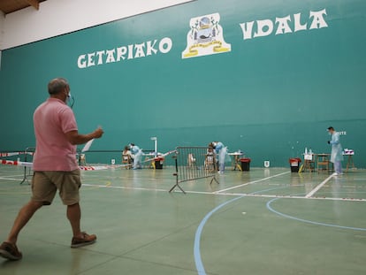 En el polideportivo de Getaria (Gipuzkoa) han comenzado a realizarse pruebas PCR ante un foco de coronavirus.