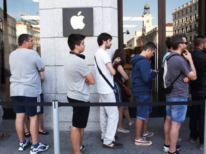 Unos j&oacute;venes esperan en la Apple Store de Madrid ante el lanzamiento de un nuevo producto