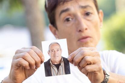 María Pilar Gómez sostiene una fotografía de su padre, Samuel Gómez Aceituno.