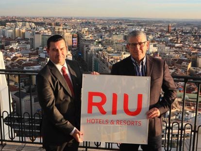 Pepe Moreno, consejero de RIU, y Carlos Guindos, director de branding, posan en la azotea del edificio Espa&ntilde;a.