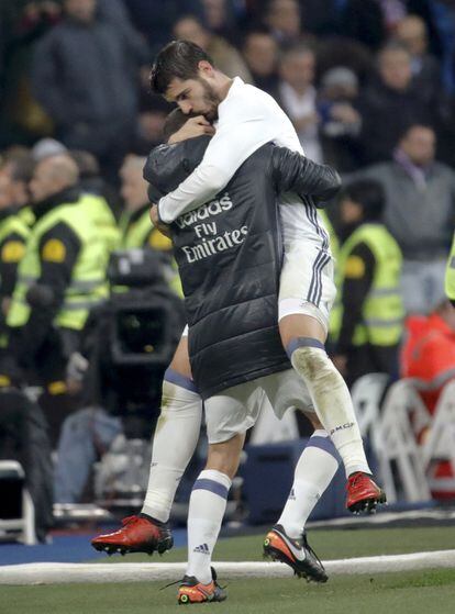 Álvaro Morata celebra su gol, primero del equipo frente al Deportivo de La Coruña, con Dani Carvajal.