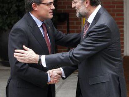 Artur Mas, presidente de la Generalitat, y Mariano Rajoy, presidente del Gobierno, se saludan en las puertas de La Moncloa en su primera entrevista el pasado mes de febrero.