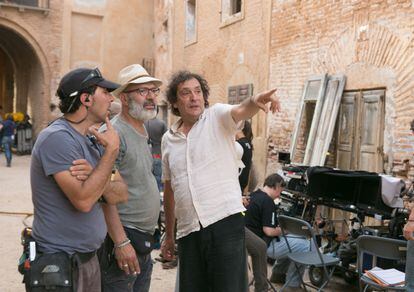El cineasta Agustí Villaronga (a la derecha) da instrucciones a miembros del equipo de rodaje de la película 'Incierta gloria', basada en el libro homónimo del escritor Joan Sales, en 2016.