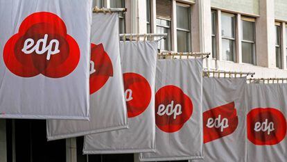 Logo de EDP en las oficinas centrales de la compañía.