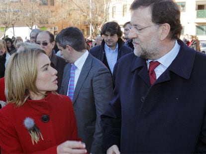 Miriam Rabaneda conversa con Mariano Rajoy.