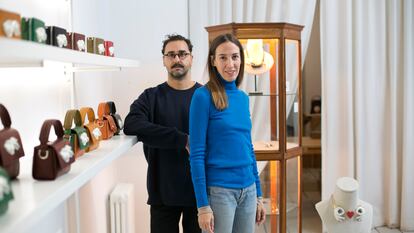 Andrés Gallardo y Marina Casal, artesanos, en su tienda y taller en la calle San Pedro de Madrid, con algunas de sus piezas.