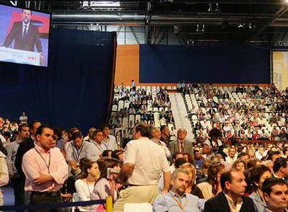 Claros entre el público durante el discurso de Rajoy en la clausura del congreso de 2004. Aznar habló antes, con el auditorio a rebosar. Cuando terminó, una parte del público se marchó y no escuchó a Rajoy.