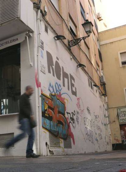 Un vecino de Almer&iacute;a por una de las calles del centro de Almer&iacute;a, donde ya se produjo otra muerte por intoxicaci&oacute;n en 2014.