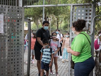 Varios niños, a la entrada de un campamento organizado por la Fundación Pere Tarres, en Barcelona.