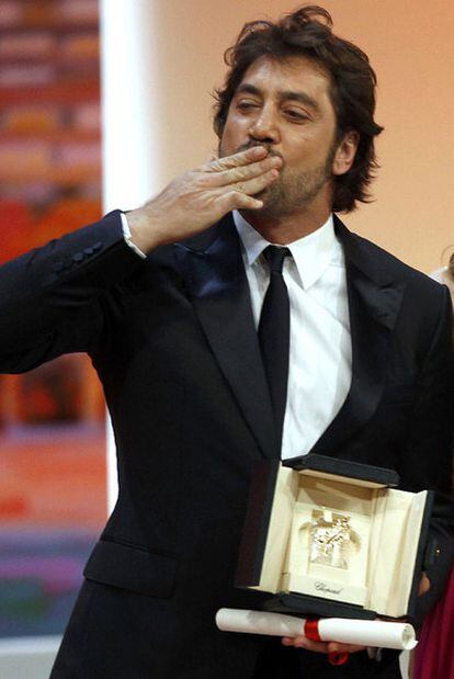 Javier Bardem lanza un beso tras recoger el premio que ha dedicado a Penélope Cruz. También ha tenido un reconocimiento para su madre y el director de la película.