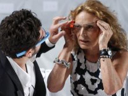 El fundador de Google, Sergey Brin, ajusta unas Google Glass a la dise&ntilde;adora Diane von Furstenberg 