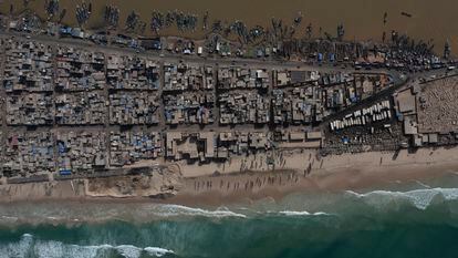 Casas entre el río Senegal, la parte superior, y la playa del Océano Atlántico, que se ha visto afectada por la erosión. Saint Louis, Senegal, a vista de dron.