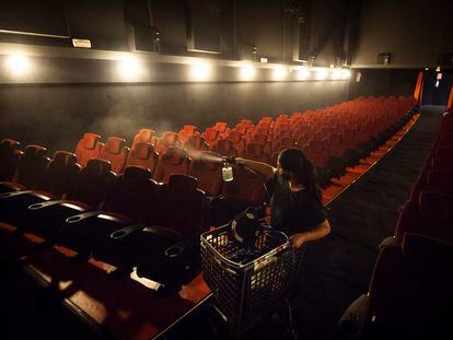 Preparativos para la reapertura del cine Verdi de Barcelona tras su cierre durante el confinaminento por la covid-19.