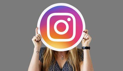Logo de Instagram delante de la cra de una chica