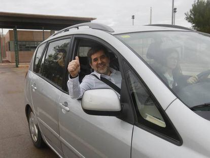 Jordi Sánchez, a la salida de la prisión de Lledoners en su primer permiso.