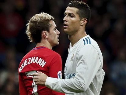 Antoine Griezmann (Atlético de Madrid) y Cristiano Ronaldo (Real Madrid) durante el derbi madrileño en noviembre de 2017.