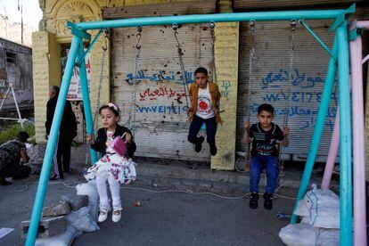 Niños iraquíes celebran el fin del mes de Ramadán en las calles de Mosul, en Irak