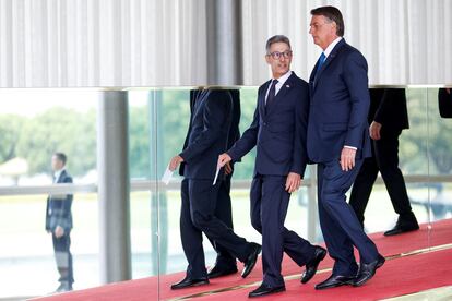 El gobernador de Minas Gerais, Romeu Zema, junto a Bolsonaro este lunes en el palacio de la Alvorada, Brasilia.