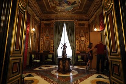 Tras acceder al recibidor de la primera planta se llega al salón Pompeyano, de estilo italiano y adornado con retratos de Dante, Brunelleschi...