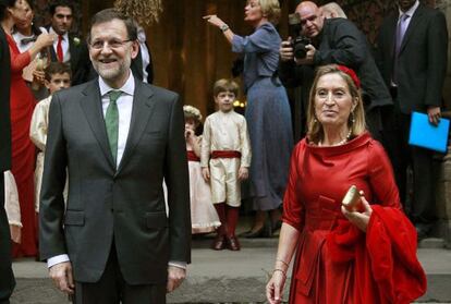 La boda del hijo del presidente del Grupo Planeta, José Manuel Lara, y de la hija del director de Indra en Cataluña, Manuel Brufau, reunió este sábado en Barcelona a buena parte del mundo económico y político. Asistieron Mariano Rajoy y Artur Mas, que no coincidieron porque el segundo solo acudió al banquete y el primero únicamente asistió a la misa.