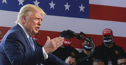 Donald Trump habla en en un mítin en Yuma, Arizona.