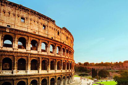 El nombre del Coliseo no proviene, curiosamente, de su colosal tamaño –podía albergar hasta 50.000 espectadores sedientos de sangre–, sino de una estatua cercana en honor a Nerón, el Colosso di Nerone. Elegante por fuera y cruento por dentro –sobre su arena luchaban los gladiadores hasta la muerte– es el monumento icónico de Roma.
