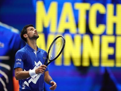 Djokovic observa el marcador del O2 durante el partido contra Schwartzman.