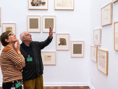 Teresa Montaner y Antoni Llena en la muestra.