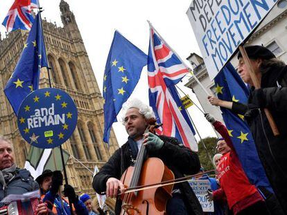 Manifestantes anti &quot;brexit&quot; participan en una protesta junto al Parlamento brit&aacute;nico en Londres.