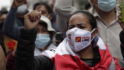 Simpatizantes de Pedro Castillo se manifiestan mientras esperan los resultados de los comicios presidenciales, el pasado lunes, en Lima (Perú).