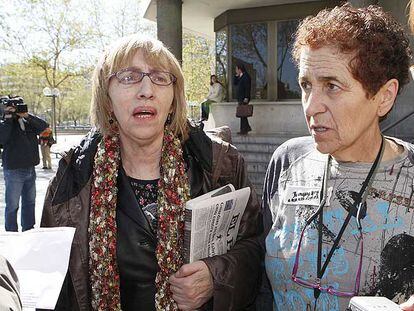 Marisa Castro y Empar Pineda, de la clínica Isadora, tras la comparecencia de tres médicos el viernes en el juzgado.