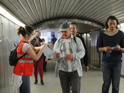 Reparto de mascarillas, este lunes en el metro de Plaza de Catalunya, en Barcelona.