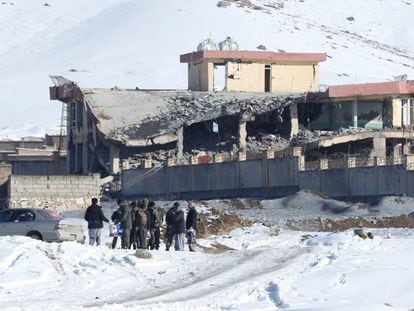Estado en que quedó el cuartel atacado, este lunes en Wardak.