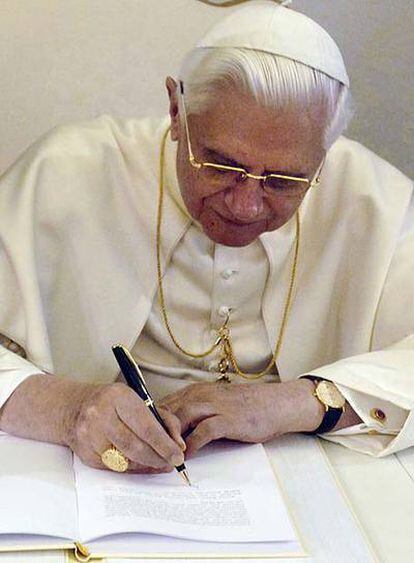 Benedicto XVI firma el documento <i>El sacramento de la caridad.</i>