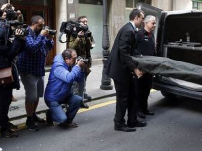 Empleados de la funeraria trasladan el cuerpo sin vida de la mujer de 86 a&ntilde;os que ha muerto a manos de su hermana en Bilbao.